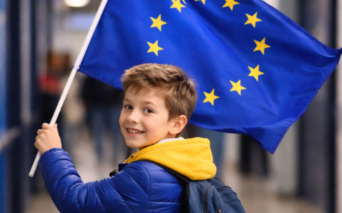 Olimpiadi, impedito a un ragazzino di portare la bandiera Ue al palazzetto di Milano. Poi le scuse (e la riparazione)