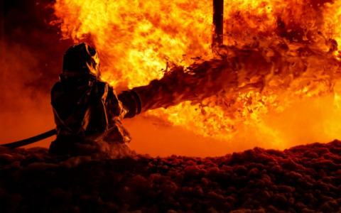 Usa e Ucraina preparano un nuovo trilaterale, Mosca attacca Kiev con missili e droni