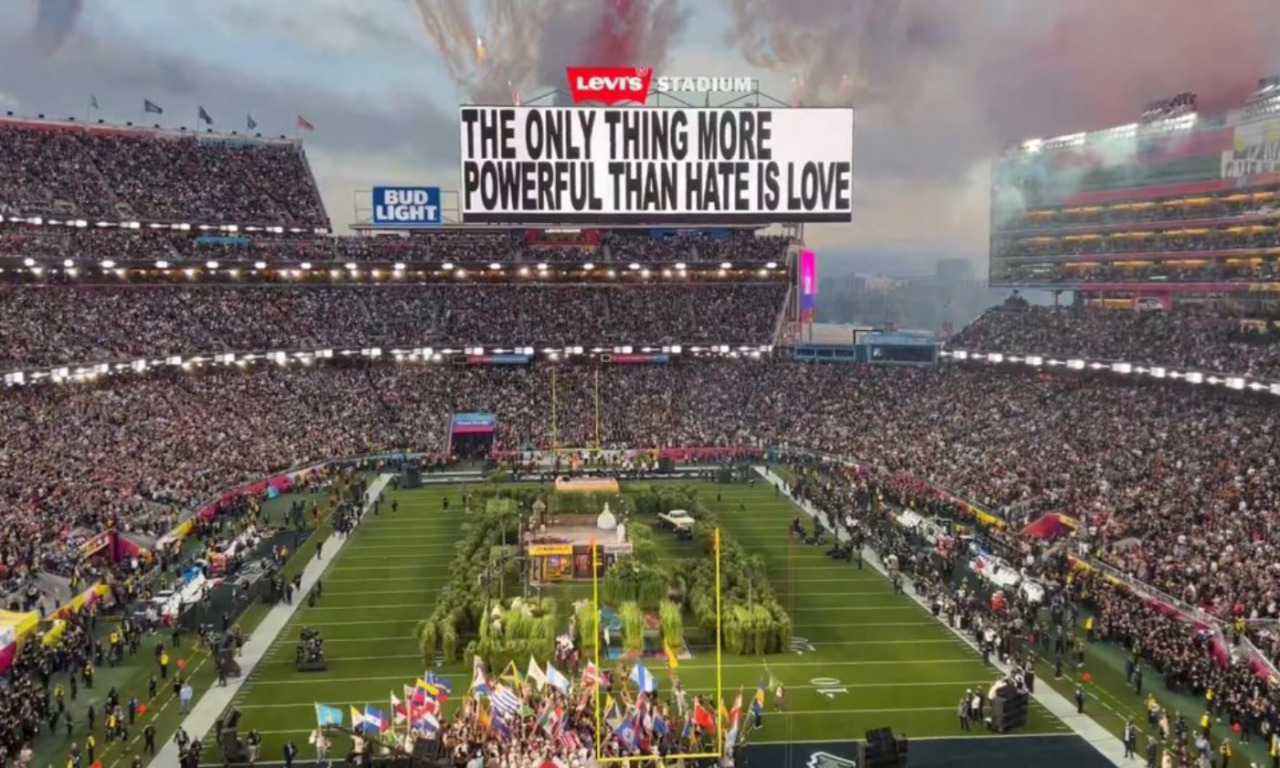 Super Bowl, Bad Bunny canta in spagnolo e accende il palco, Trump lo stronca: “Show terribile”