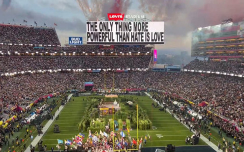 Super Bowl, Bad Bunny canta in spagnolo e accende il palco, Trump lo stronca: “Show terribile”