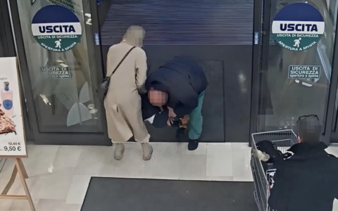 Tenta di rapire una bambina di un anno fuori dal supermercato e le rompe il femore