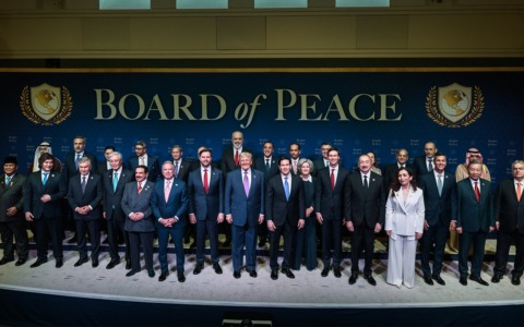 Prima riunione del Board of Peace, Trump: “Alcuni Paesi fanno i furbi, ma tutti si uniranno”. E lancia un ultimatum all’Iran