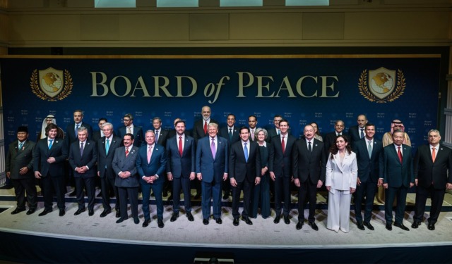 Prima riunione del Board of Peace, Trump: “Alcuni Paesi fanno i furbi, ma tutti si uniranno”. E lancia un ultimatum all’Iran