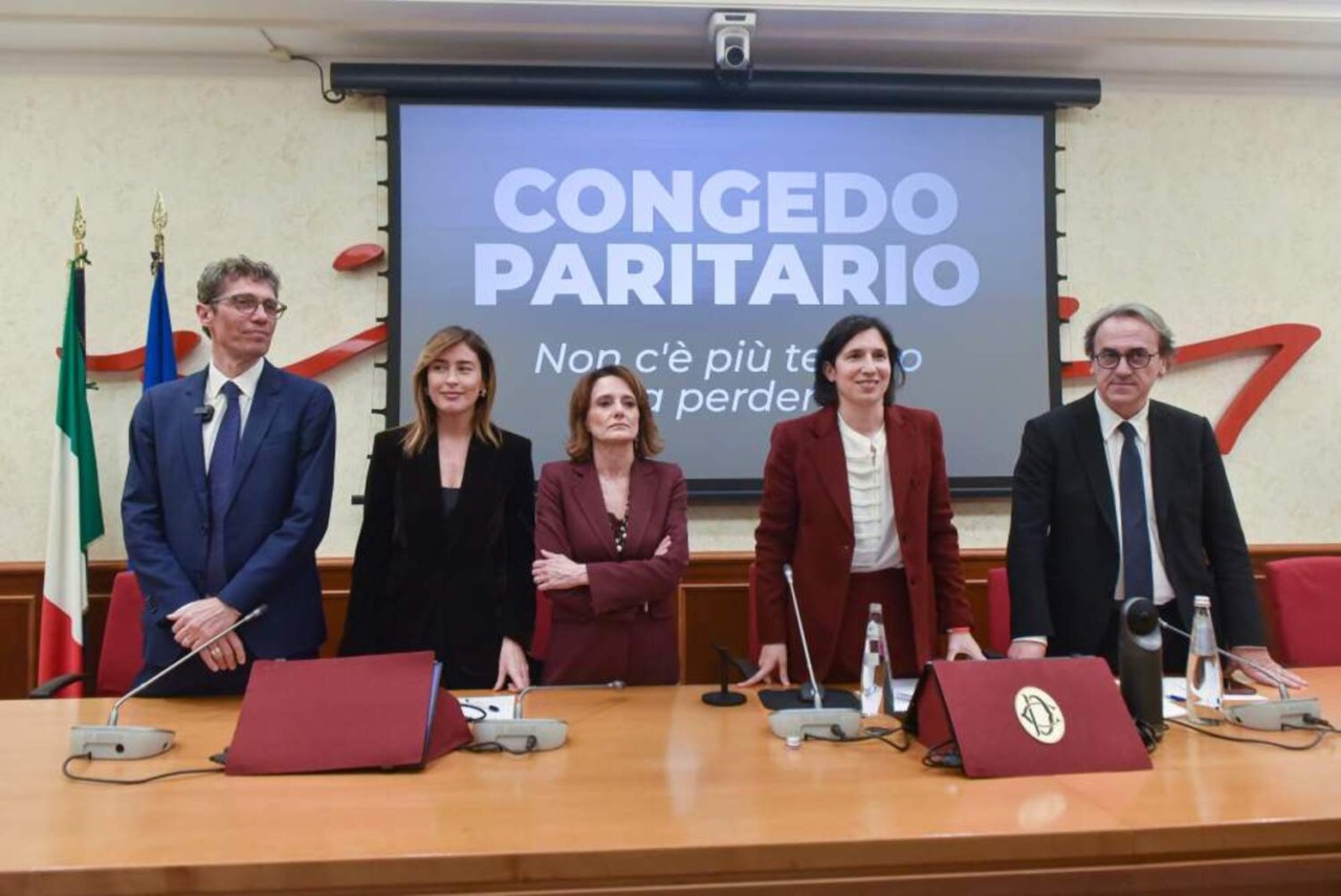 Bocciato il congedo parentale paritario. Le opposizioni: “Governo contro le famiglie”