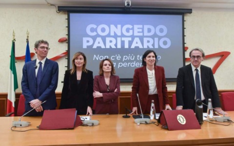 Bocciato il congedo parentale paritario. Le opposizioni: “Governo contro le famiglie”