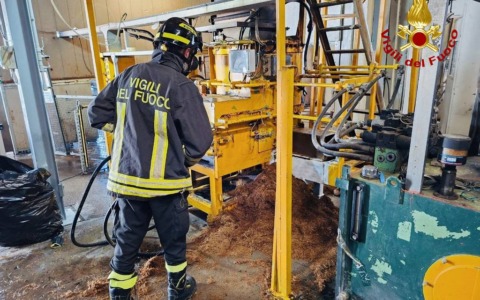 Resta incastrato nella pressa, operaio perde una mano