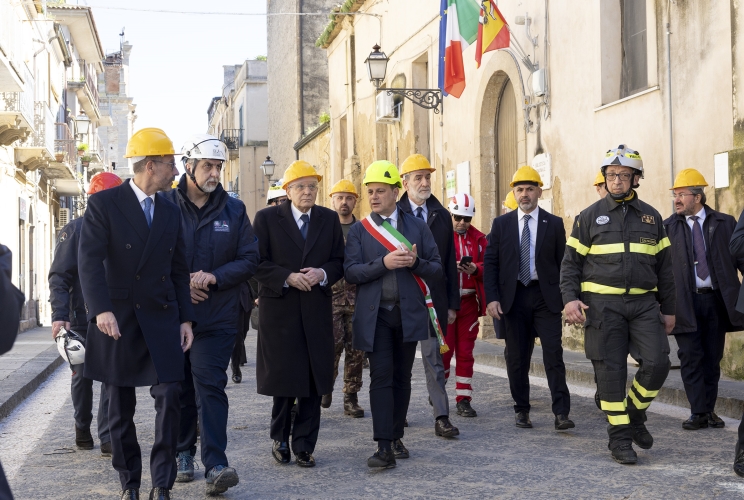 Mattarella a Niscemi: "Noi ci siamo". Accolto dagli applausi: "Non si dimentichi di noi"