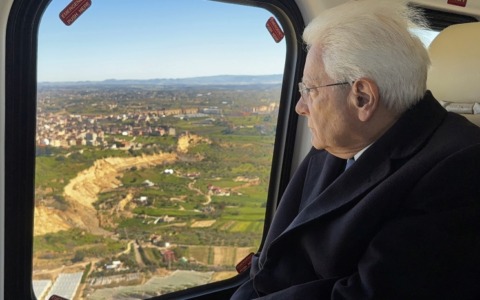 Mattarella a Niscemi: “Noi ci siamo”. Accolto dagli applausi: “Non si dimentichi di noi”