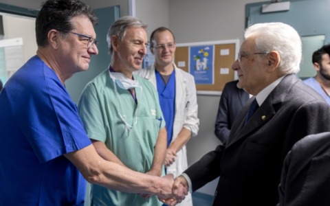 Mattarella al Niguarda dai ragazzi feriti di Crans-Montana: “Ridiamo loro una vita piena”