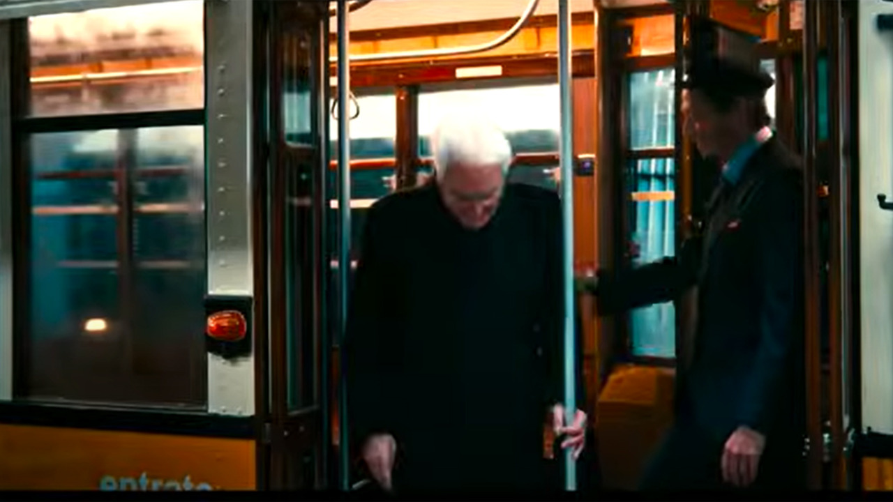 Commovente cerimonia d’apertura a San Siro: Mattarella arriva sul tram guidato da Valentino Rossi