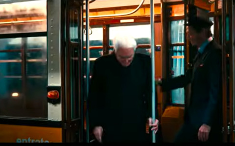 Commovente cerimonia d’apertura a San Siro: Mattarella arriva sul tram guidato da Valentino Rossi