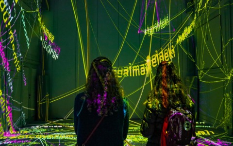 I giovani riscoprono la cultura attraverso le mostre immersive: 5 benefici che fanno la differenza