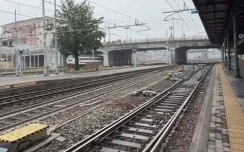Sabotaggi anarchici ai treni: ancora cavi tranciati a Bologna e altra rivendicazione