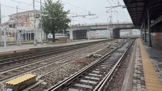 Sabotaggi anarchici ai treni: ancora cavi tranciati a Bologna e altra rivendicazione