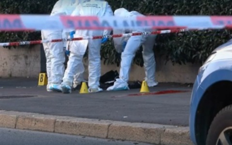 Ruba una pistola a un vigilante e spara alla Polizia, ferito dagli agenti: è gravissimo