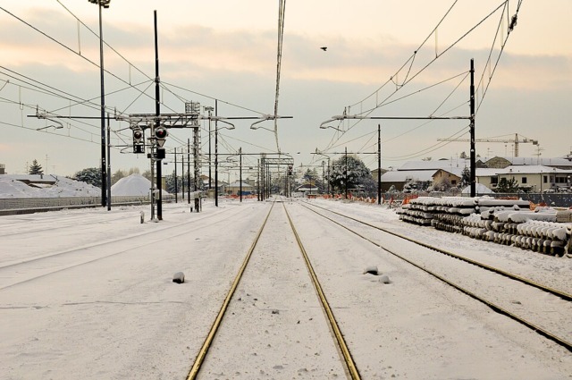 Svizzera, valanga travolge treno e lo fa deragliare: feriti e linea ferroviaria interrotta nel Vallese