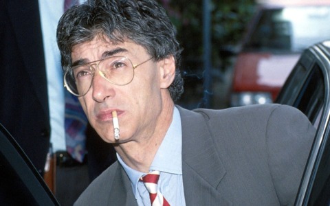 Morto Umberto Bossi: la carriera politica, le riforme, gli scontri con Berlusconi e le frasi celebri