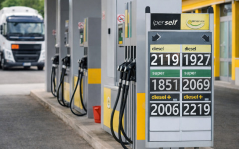 Caro benzina, approvato il decreto: accise giù di 25 centesimi al litro per 20 giorni