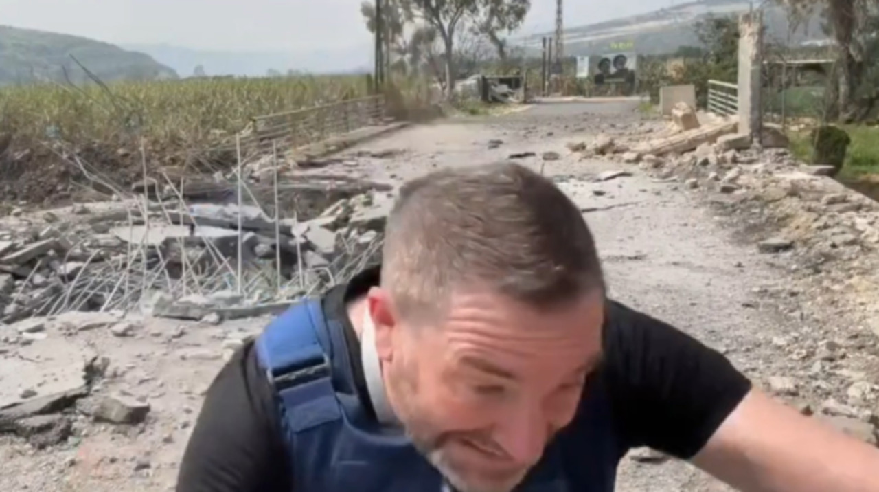Libano, il video del missile israeliano che ha sfiorato il reporter russo durante la diretta