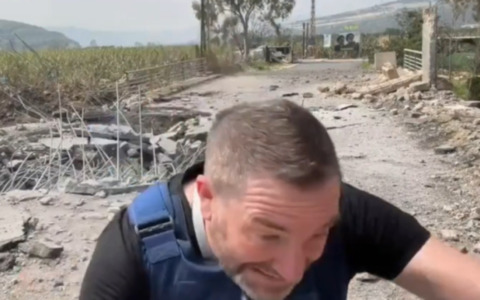Libano, il video del missile israeliano che ha sfiorato il reporter russo durante la diretta