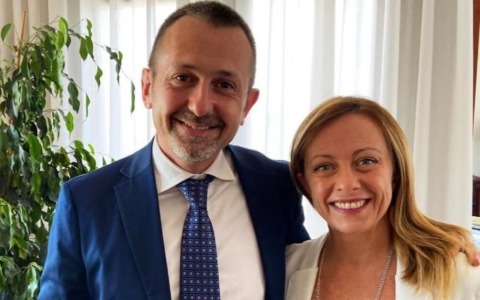 Sottosegretario alla Giustizia Delmastro sotto la lente per un ristorante “chiacchierato”