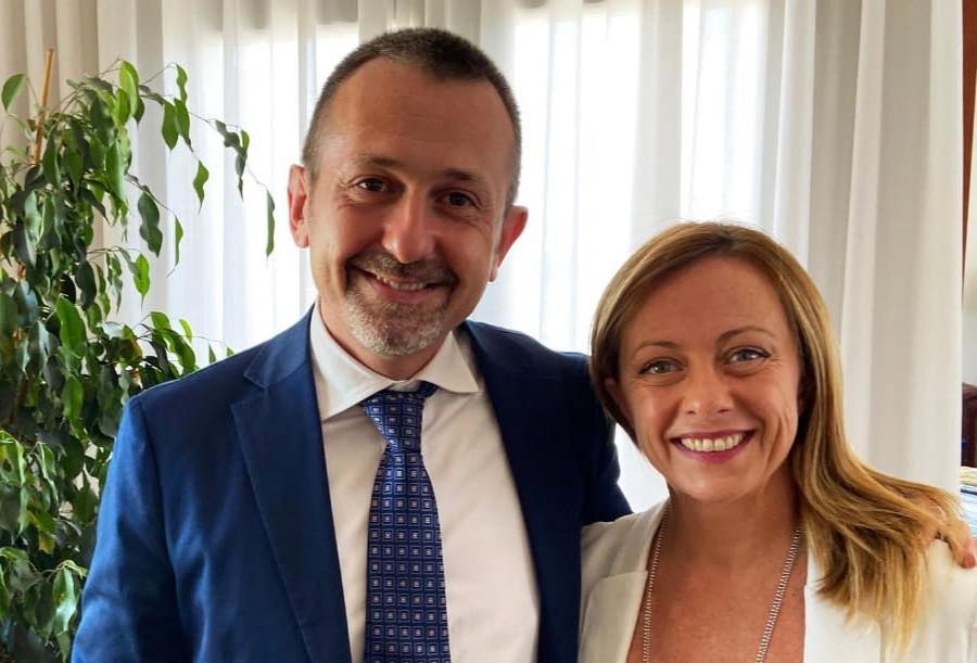 Sottosegretario alla Giustizia Delmastro sotto la lente per un ristorante “chiacchierato”