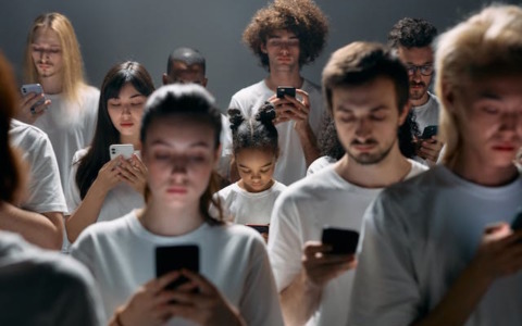 Adolescenti italiani dis-connessi e a rischio ludopatia: il CNR lancia l’allarme