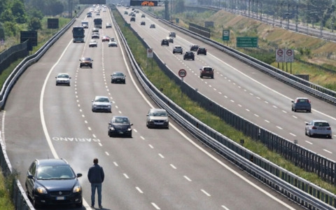 Quanto è rischioso uscire dalla macchina in autostrada: salgono a 44 le vittime nel 2025