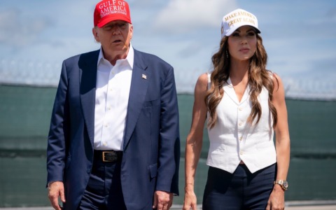 Trump licenzia Kristi Noem: dalle gabbie per migranti all’Ice, cosa ha fatto l’ex segretario della sicurezza nazionale