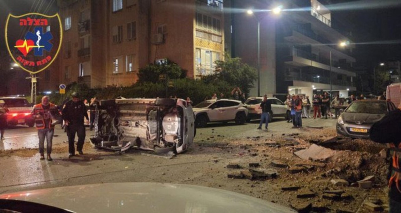 L’Iran minaccia vendetta per la morte di Larijani: missili su Tel Aviv, due morti