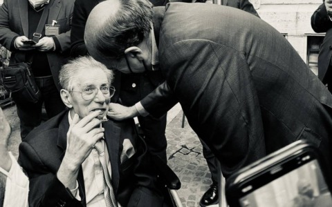 La politica ricorda Bossi. Salvini: “Ciao capo”, Bersani: “L’avversario più dignitoso che ho avuto”