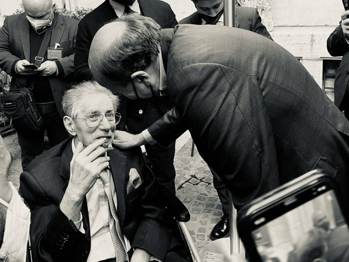 La politica ricorda Bossi. Salvini: “Ciao capo”, Bersani: “L’avversario più dignitoso che ho avuto”