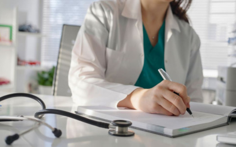 In Italia mancano più di 5.700 medici di base ed entro il 2028 ne andranno in pensione 8mila