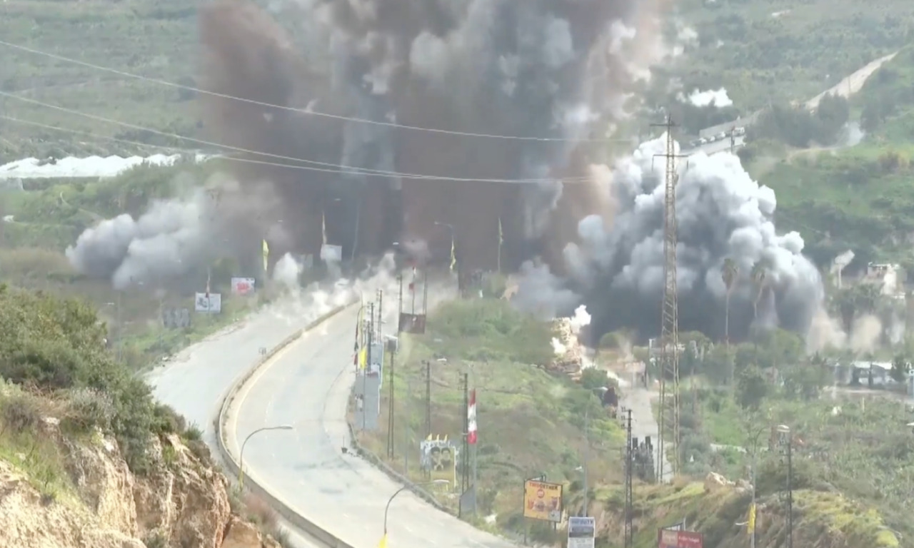 Israele distrugge ponte in Libano (video), sei condizioni “difficili” tra Usa e Iran per fermare la guerra