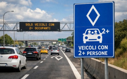 Nuovo cartello stradale con rombo bianco: cosa significa (e chi può usare la corsia “Hov”)