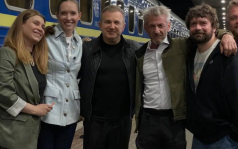 Sean Penn vince l’Oscar 2026 ma non si presenta: è a Kiev per sostenere l’Ucraina