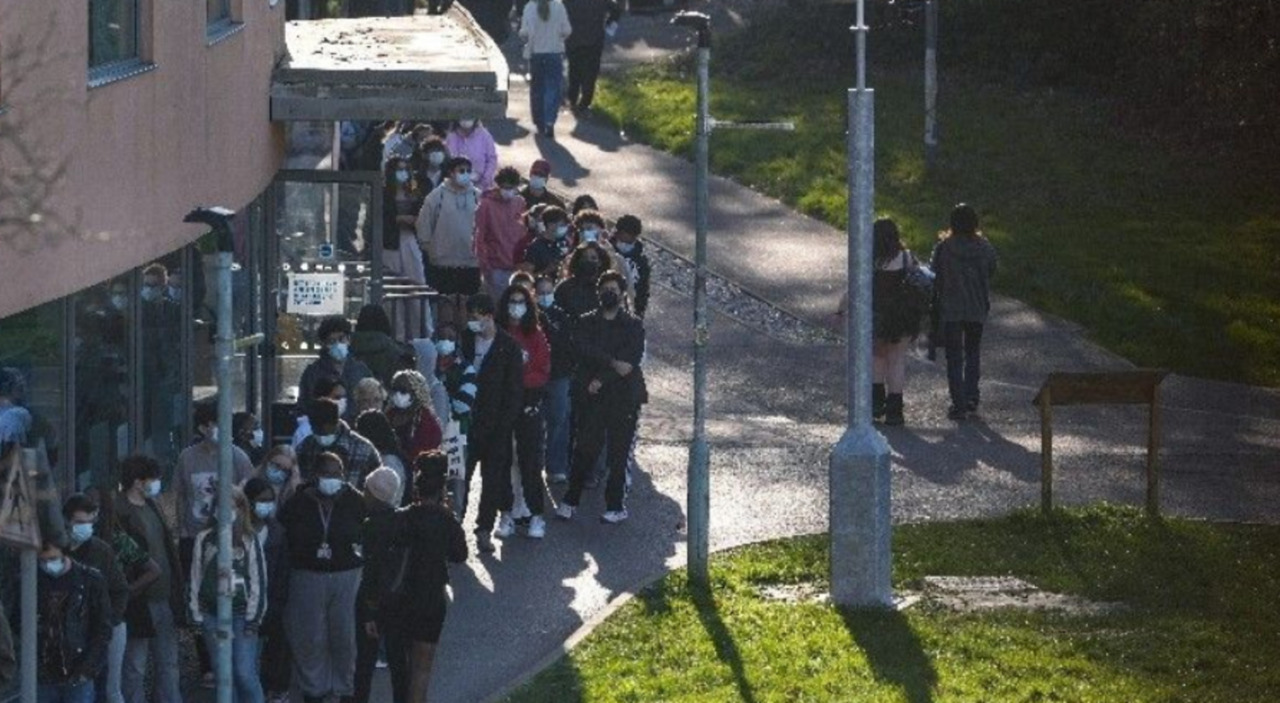 Cos’hanno in comune il focolaio di meningite in UK e la pandemia Covid di sei anni fa