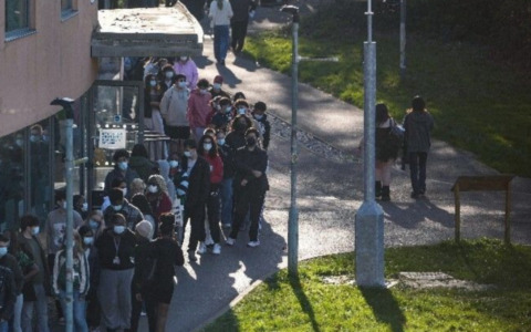 Cos’hanno in comune il focolaio di meningite in UK e la pandemia Covid di sei anni fa