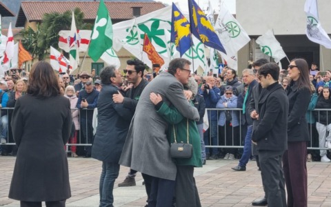 In migliaia al funerale di Umberto Bossi a Pontida. Salvini (in camicia verde) contestato