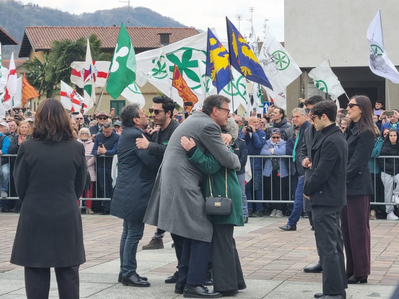 In migliaia al funerale di Umberto Bossi a Pontida. Salvini (in camicia verde) contestato