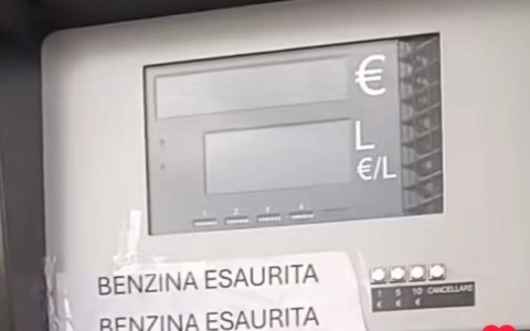 Cartello “Carburante esaurito”: perché molti distributori sono rimasti senza benzina