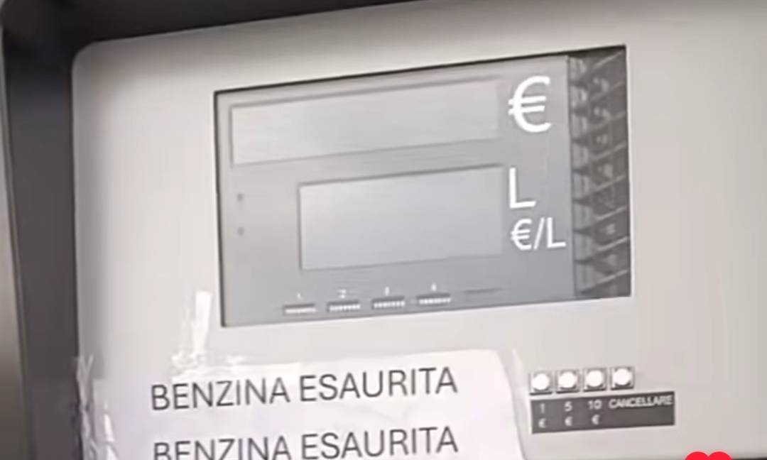 Cartello “Carburante esaurito”: perché molti distributori sono rimasti senza benzina