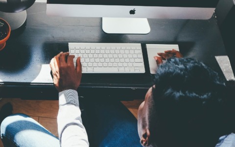 Postura scorretta e dolori quotidiani: perché il corpo si affatica di più