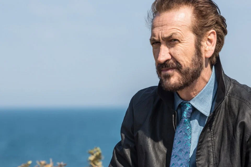 Incidente sul set: frattura alla gamba e operazione per Marco Giallini