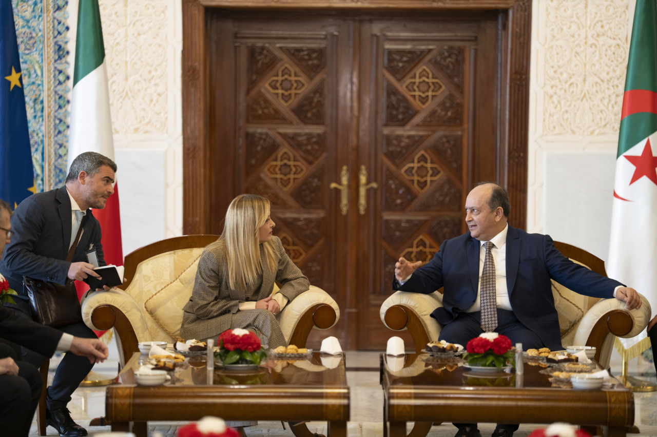 Oggi la premier Meloni ad Algeri: il perché di una visita strategica