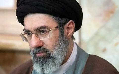 Ancora attacchi su Teheran e contrattacchi su Israele. Nel mirino il successore di Khamenei (il figlio)