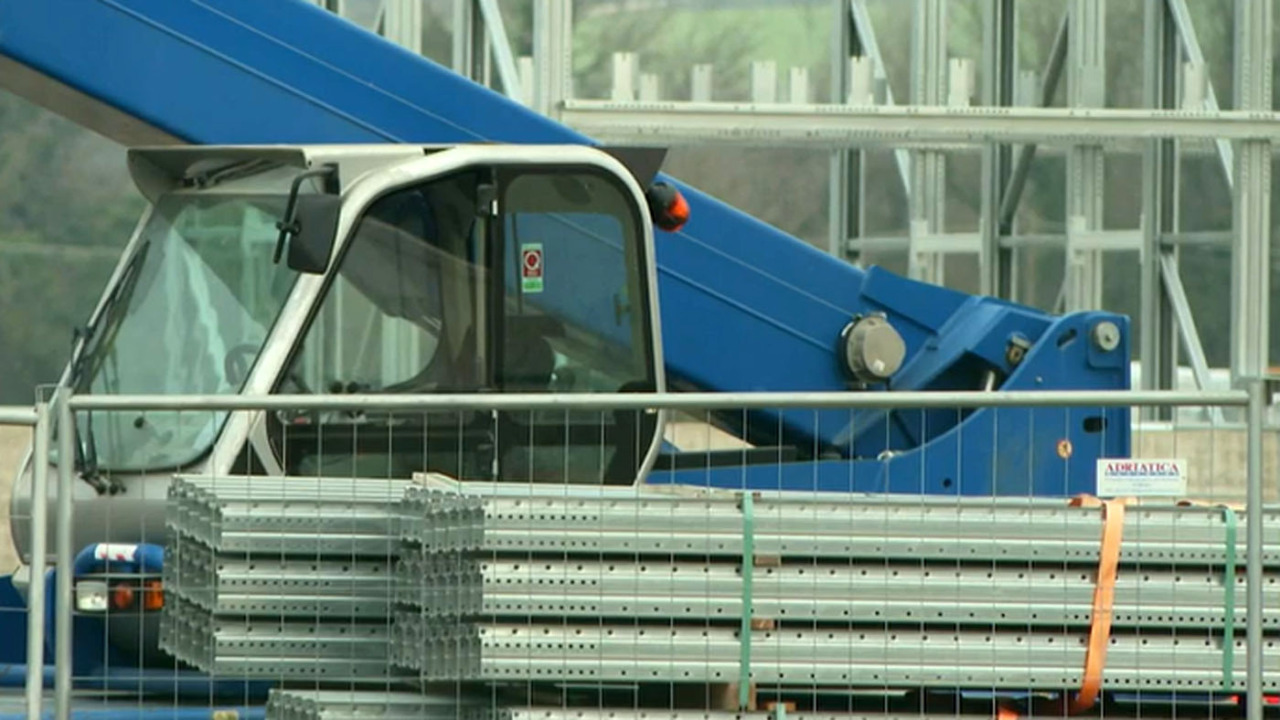 Incidenti sul lavoro: 47enne ustionato da fuoriuscita chimica e 34enne in coma travolto da un carico