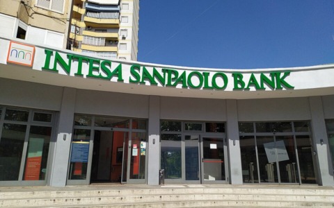 Multa da 17,6 milioni a Intesa Sanpaolo per trasferimento illecito di clienti verso Isybank: cosa cambia per i correntisti