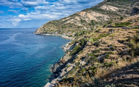 Trekking all’Isola d’Elba: percorsi tra mare, montagna e natura selvaggia