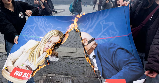 Referendum giustizia, tensione a Roma: bruciate le immagini di Meloni e Nordio durante il corteo